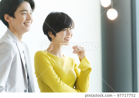 20多歲的男女在室內排隊 97717752