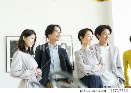 五名20多歲的男女在室內排成一排 五名20多歲的男女在室內排成一排 97717753