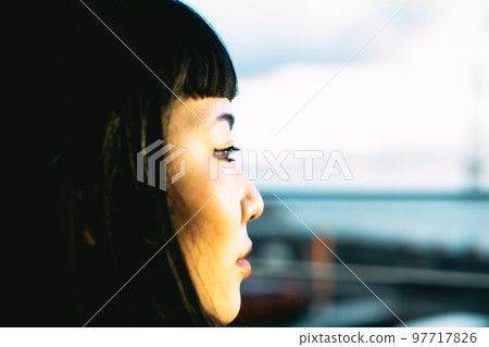 海上的黃昏肖像 97717826