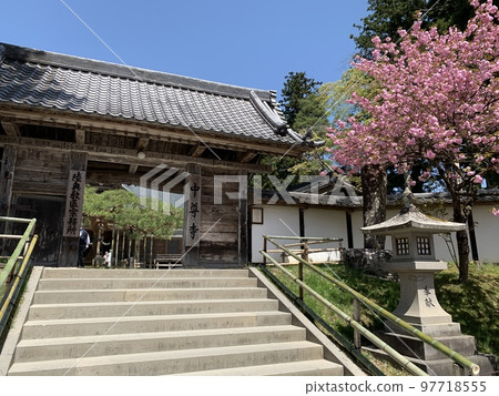 Main gate of Chusonji Temple Main gate of Chusonji Temple 97718555