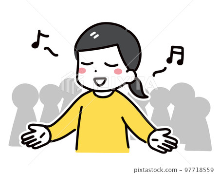 一位女士在公共場合微笑並唱歌 97718559