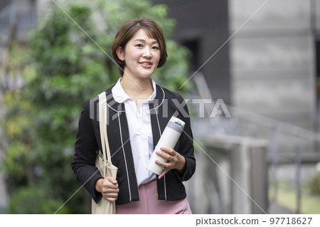 三十多歲的女商人拿著我的瓶子 97718627