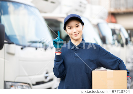 Young female worker in the delivery industry (pointing pose) Young female worker in the delivery industry (pointing pose) 97718704