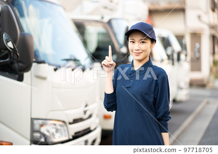 送貨行業的年輕女工（指著姿勢） 97718705