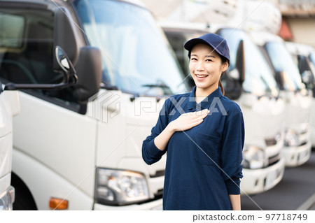 Young female worker in the delivery industry (relief) Young female worker in the delivery industry (relief) 97718749