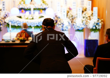 Ceremony lady bowing 97719092