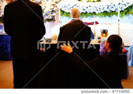 儀式女士幫助老人 儀式女士幫助老人 97719095