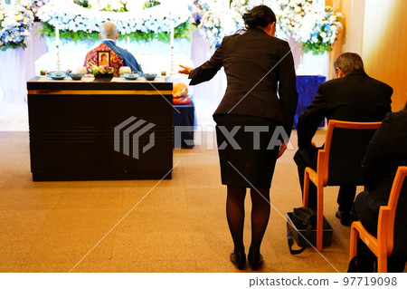 主持燒香的司儀 主持燒香的司儀 97719098