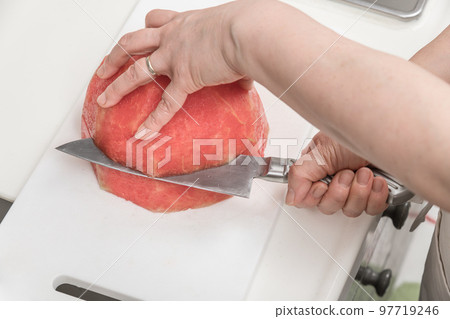 [Middle housewife makes cut watermelon] 97719246
