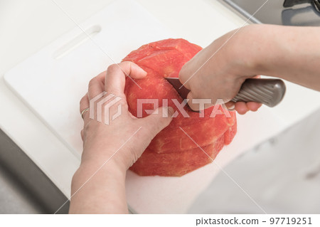 [Middle housewife makes cut watermelon] 97719251