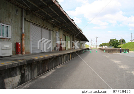 Remains of a warehouse and freight line platform at the Air Self-Defense Force Komaki Air Base (photographed in 2010) 97719435