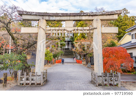 仙台東照宮石牌坊重要文化財產宮城縣最古老的石牌坊秋葉 仙台東照宮石牌坊重要文化財產宮城縣最古老的石牌坊秋葉 97719560