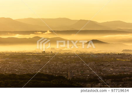 黎明時分的大雪山國家公園、旭岳和旭川市 97719634