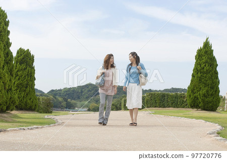 兩個背著包走路的女人 97720776