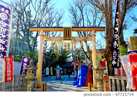 [Tokyo] Shinagawa in winter The torii gate and lively approach to Hebikubo Shrine 97721734