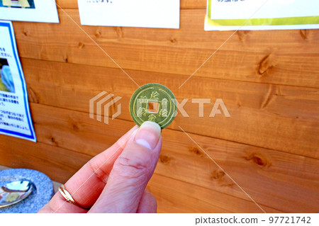 [Tokyo] Shinagawa in Winter White Snake Seed Coins from the White Snake Benzai Tensha Shrine 97721742