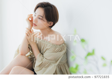 美女形象短髮女人 97721835