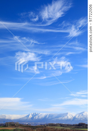 [Biei Town, Hokkaido] Snowy Tokachidake Federation and cirrus clouds 97722006