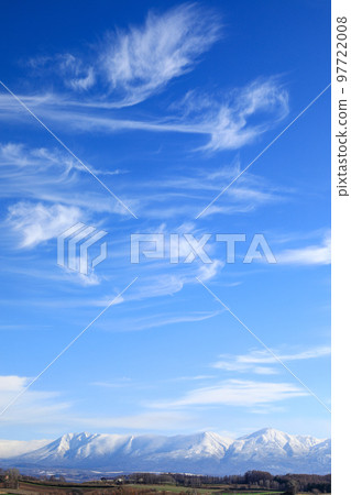 [Biei Town, Hokkaido] Snowy Tokachidake Federation and cirrus clouds 97722008