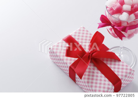 心形塊和帶紅絲帶的禮物 97722805