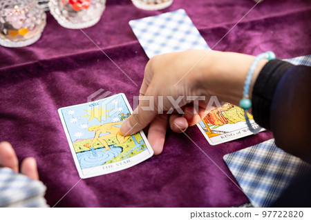 woman doing tarot reading 97722820