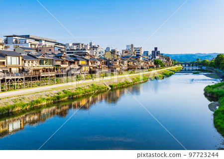 春天的京都,早晨的鴨川,四條大橋周邊 春天的京都,早晨的鴨川,四條大橋周邊 97723244