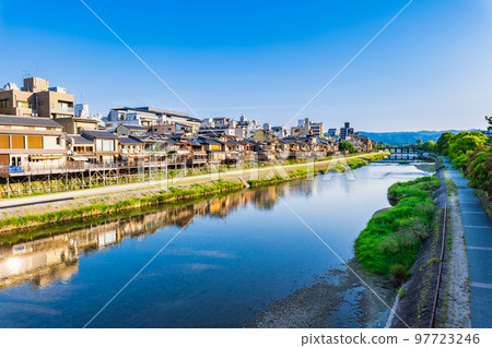 春天的京都,早晨的鴨川,四條大橋周邊 春天的京都,早晨的鴨川,四條大橋周邊 97723246