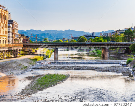春天的京都鴨川和清晨的四條大橋 春天的京都鴨川和清晨的四條大橋 97723247