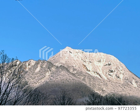 [長野縣信濃町] 11 月的妙高山山頂被白雪覆蓋 97723355