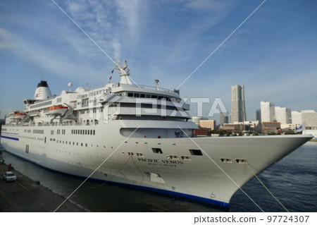 Yokohama walk 97724307
