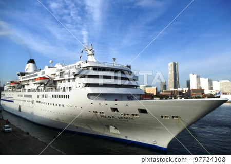 Yokohama walk 97724308