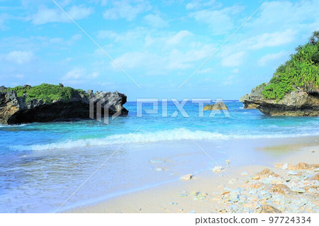 沖繩萬座的海邊看個不停 沖繩萬座的海邊看個不停 97724334