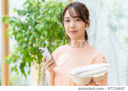 有午餐和智能手機的少婦 97724697