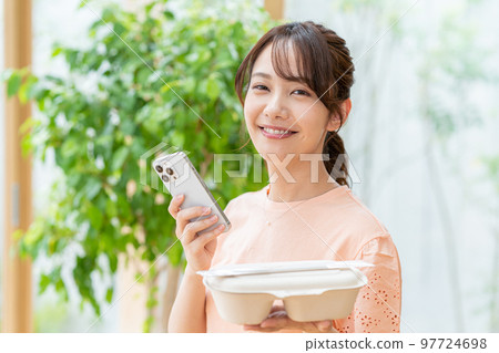 有午餐和智能手機的少婦 97724698
