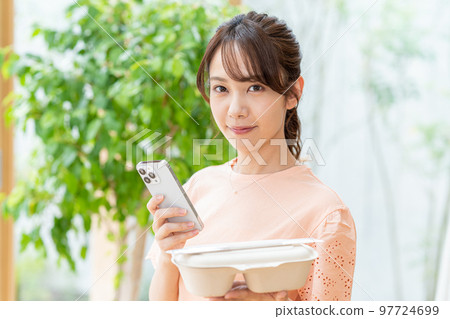 有午餐和智能手機的少婦 97724699