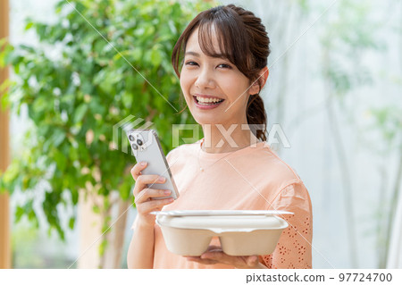 有午餐和智能手機的少婦 97724700