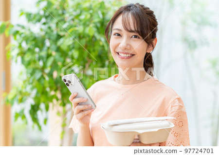有午餐和智能手機的少婦 97724701