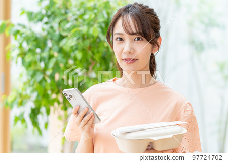 有午餐和智能手機的少婦 97724702