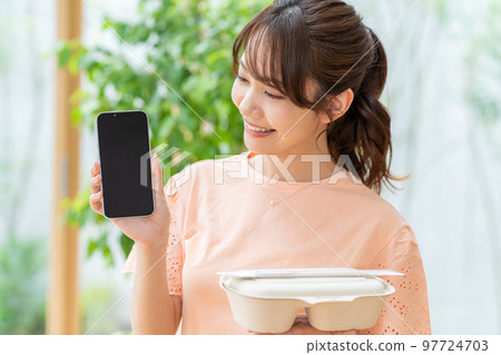 有午餐和智能手機的少婦 97724703