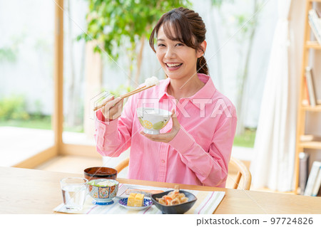 A young woman to dine 97724826