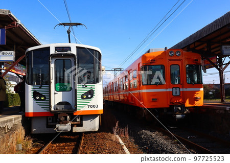 A train on the Kita-Matsue Line and Taisha Line that stops at Kawaato Station, a connecting station to the Ichibata Electric Railway 97725523
