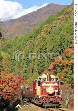 Torokko Watarase Keikoku with the late autumn mountains in the background 97725661