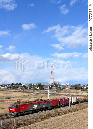 （鐵道風光）EH500東北本線進港貨運列車奔跑在鄉間 97725749