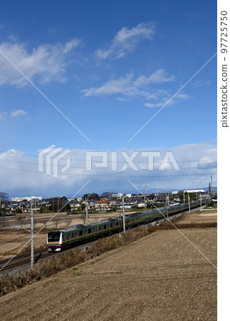 (鐵路風景)鄉村中奔跑的銀色火車垂直構圖 97725750