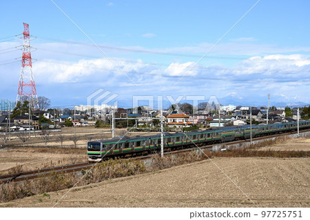 (鐵路風光)鄉村奔跑的銀色列車橫向構圖 97725751