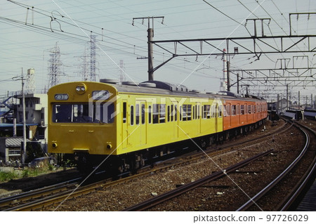 Nambu Line, Series 103, two-color formation (color scheme for obi after Series 205?), Shitte → Kawasaki, May 5, 1983, KR Nambu Line, Series 103, two-color formation (color scheme for obi after Series 205?), Shitte → Kawasaki, May 5, 1983, KR 97726029