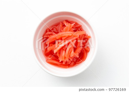 紅姜放在白色背景的小盤子裡 紅姜放在白色背景的小盤子裡 97726169