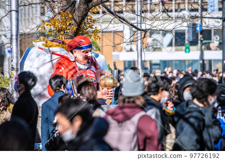 日本的東京城市景觀 全國超過 200,000。澀谷的八公廣場從聖誕老人到大黑天=27號 97726192