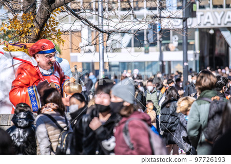 日本的東京城市景觀 全國超過 200,000。澀谷的八公廣場從聖誕老人到大黑天=27號 97726193