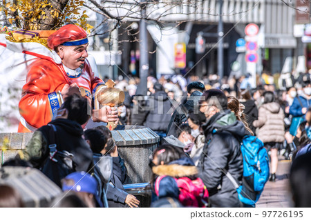 日本的東京城市景觀 全國超過 200,000。澀谷的八公廣場從聖誕老人到大黑天=27號 97726195